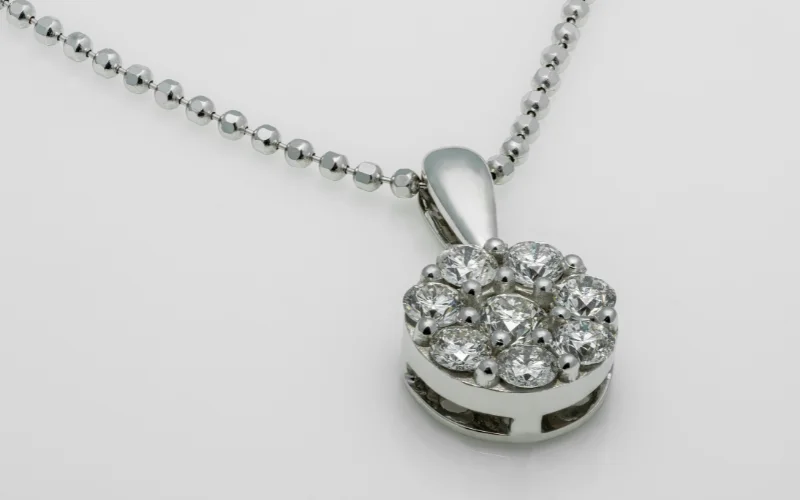 Elegant silver pendant necklace with a minimalist and chic design, perfect for everyday wear and special occasions.